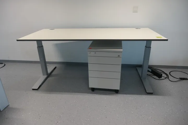 OKA - Manuell Höhenverstellbarer Schreibtisch mit Schreibtischcontainer Maße in cm ca. 180 x 80